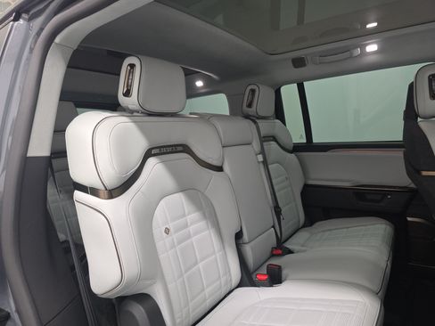 Used 2025 Rivian R1S Premium AWD/4WD image 23