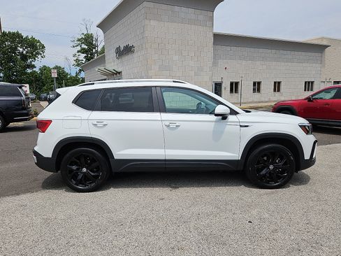 Used 2023 Volkswagen Taos SE w/ Panoramic Sunroof Package AWD/4WD image 7