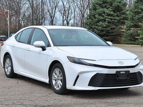 Certified 2025 Toyota Camry LE image 1