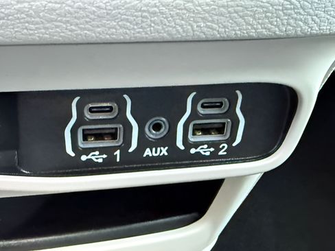 Used 2024 Chrysler Pacifica Touring-L FWD image 15