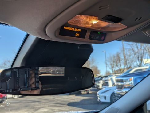 Used 2025 Chevrolet Trax LT w/ LT Convenience Package image 31