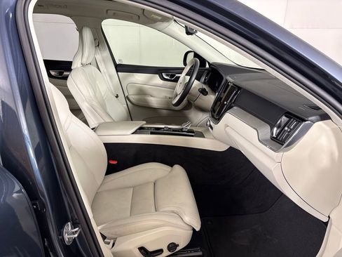 Used 2025 Volvo XC60 B5 Ultra AWD/4WD image 15