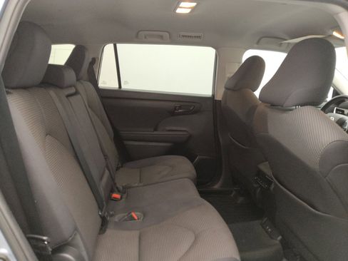Used 2021 Toyota Highlander LE AWD/4WD image 19