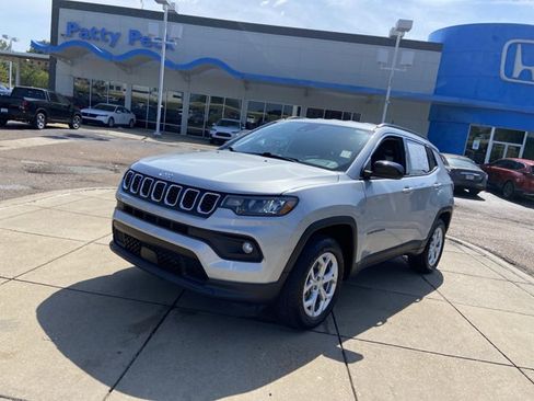 Used 2024 Jeep Compass Latitude AWD/4WD image 4