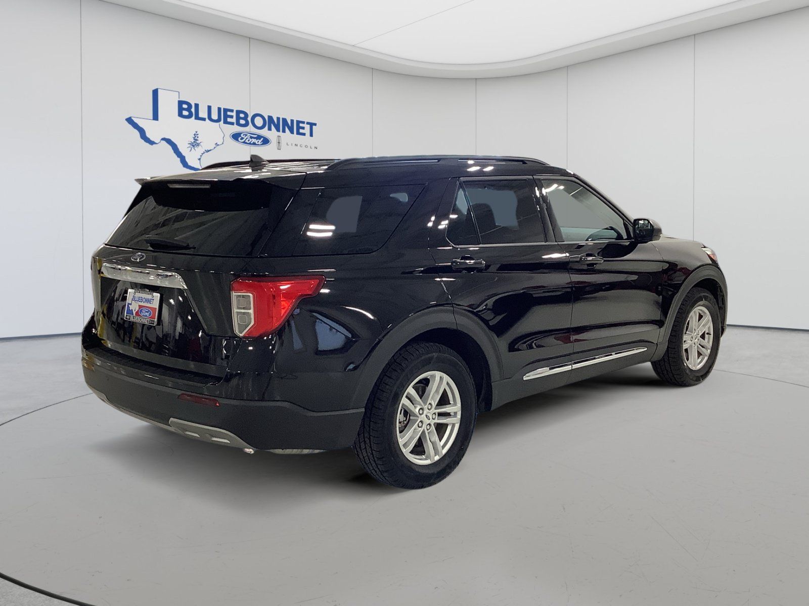 Used 2023 Ford Explorer XLT w/ Equipment Group 202A RWD image 5