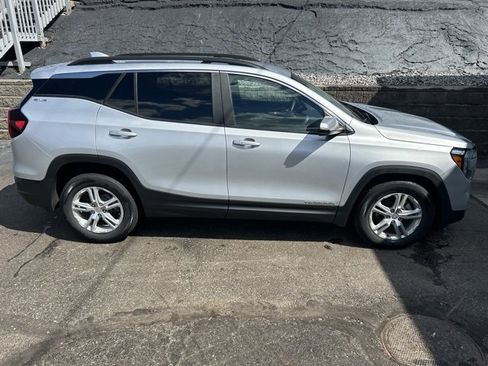 Used 2022 GMC Terrain SLE w/ Driver Convenience Package image 6