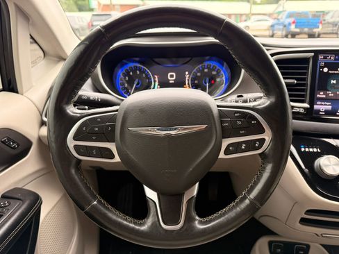 Used 2021 Chrysler Pacifica Touring-L FWD image 16
