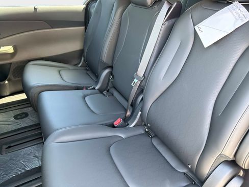 New 2026 Kia Carnival EX FWD image 11