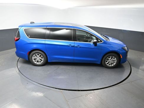 New 2027 Chrysler Pacifica Select FWD image 32