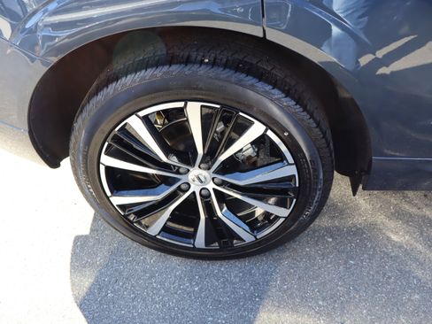 Used 2025 Volvo XC60 B5 Plus image 38