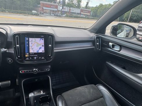 Used 2019 Volvo XC40 T5 R-Design image 18