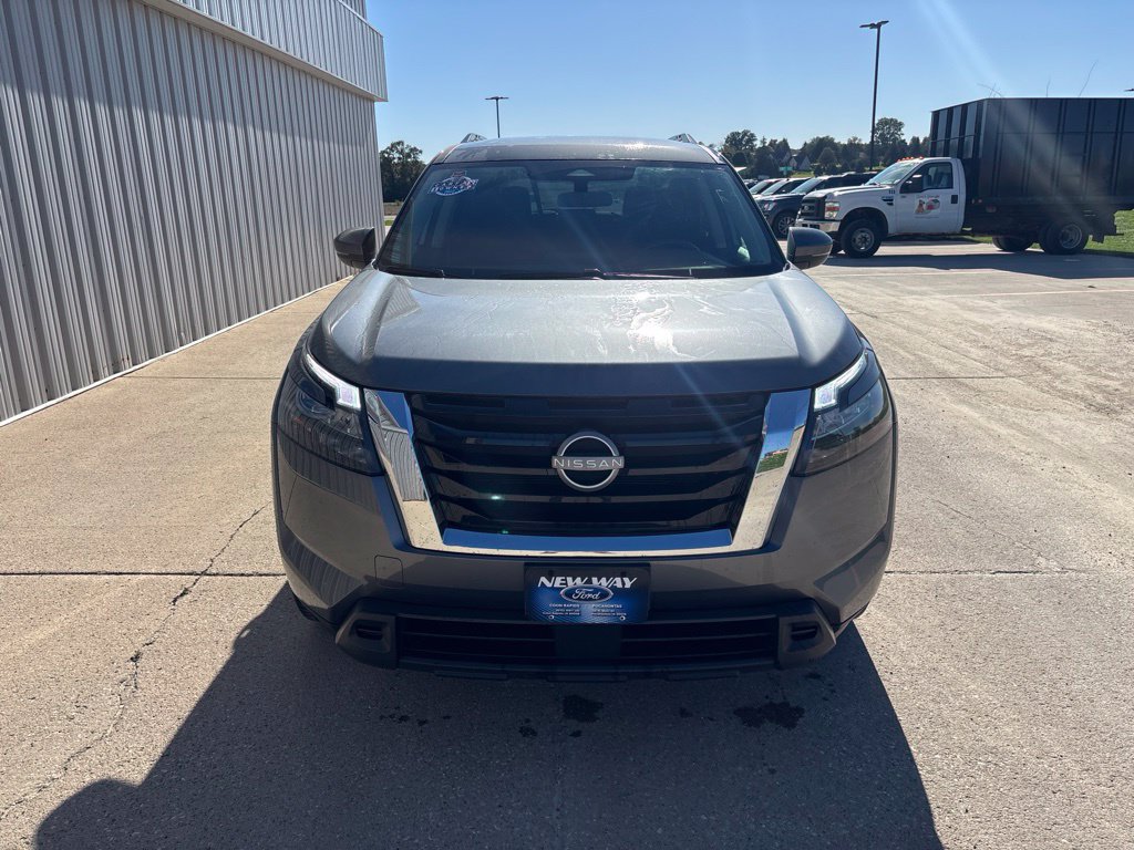 Used 2025 Nissan Pathfinder SV AWD/4WD image 2