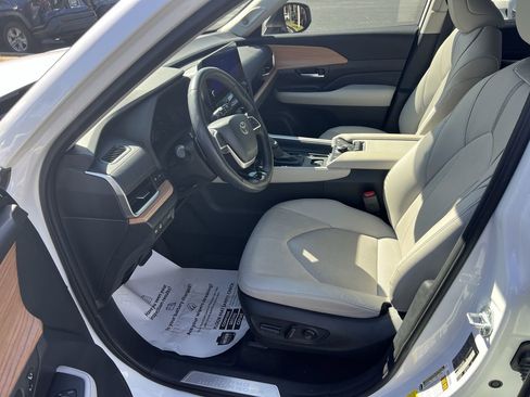 Used 2024 Toyota Grand Highlander AWD image 16