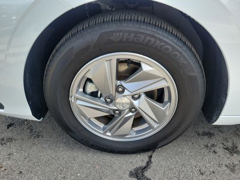 Certified 2025 Hyundai Elantra SE image 30