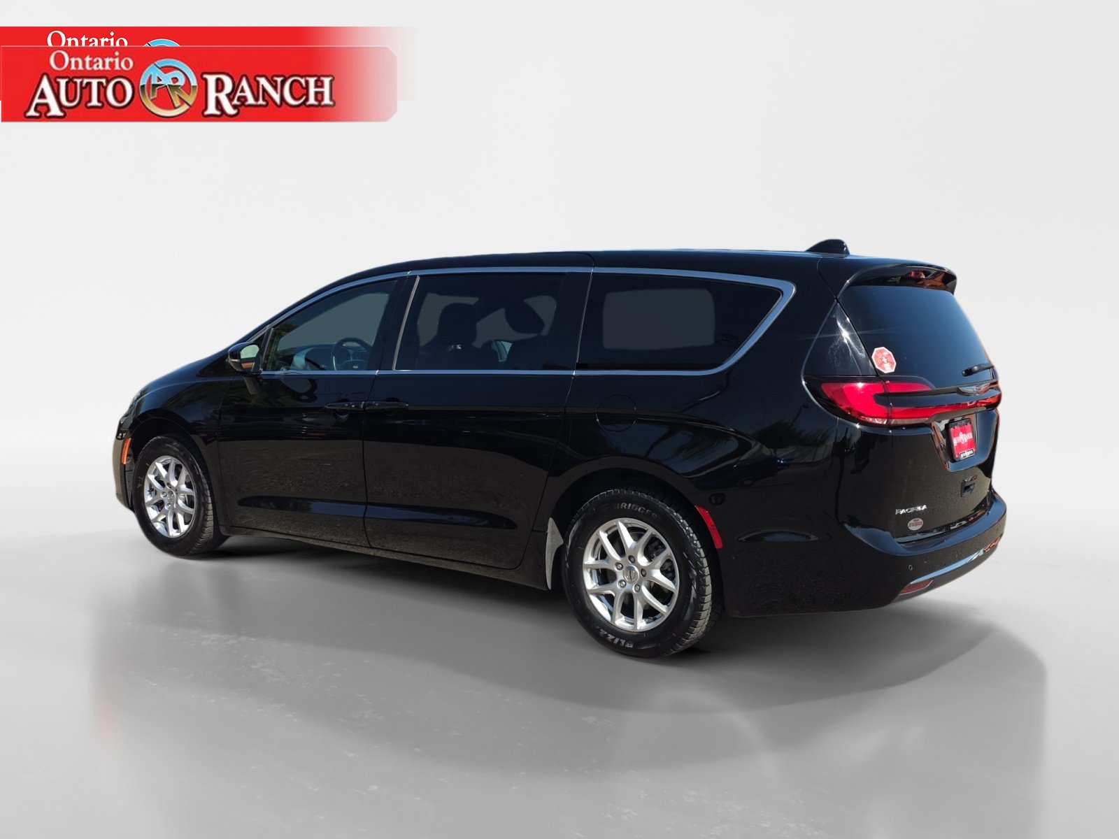 Used 2024 Chrysler Pacifica Touring FWD image 3