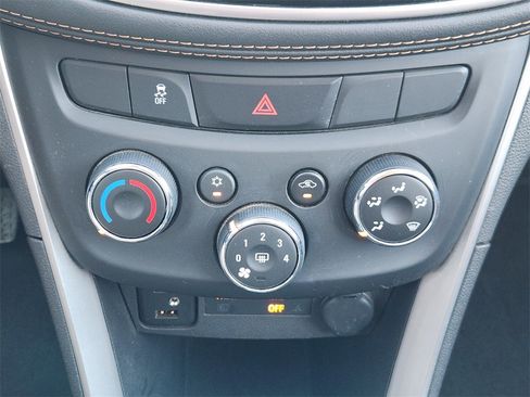 Used 2022 Chevrolet Trax LT w/ LT Convenience Package image 19