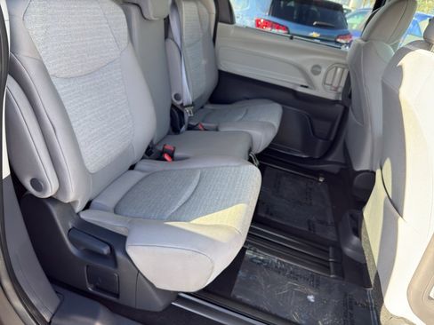 Used 2024 Toyota Sienna LE image 17
