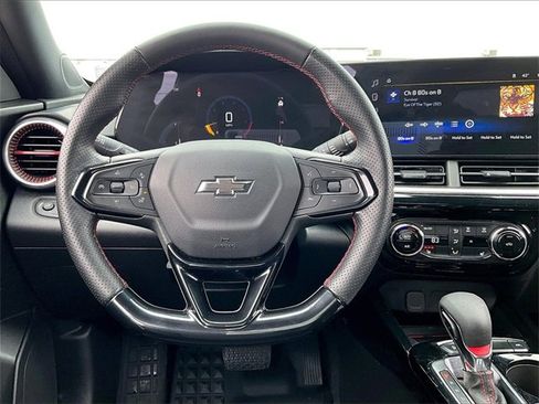 Used 2025 Chevrolet Trax RS w/ Sunroof Package image 16