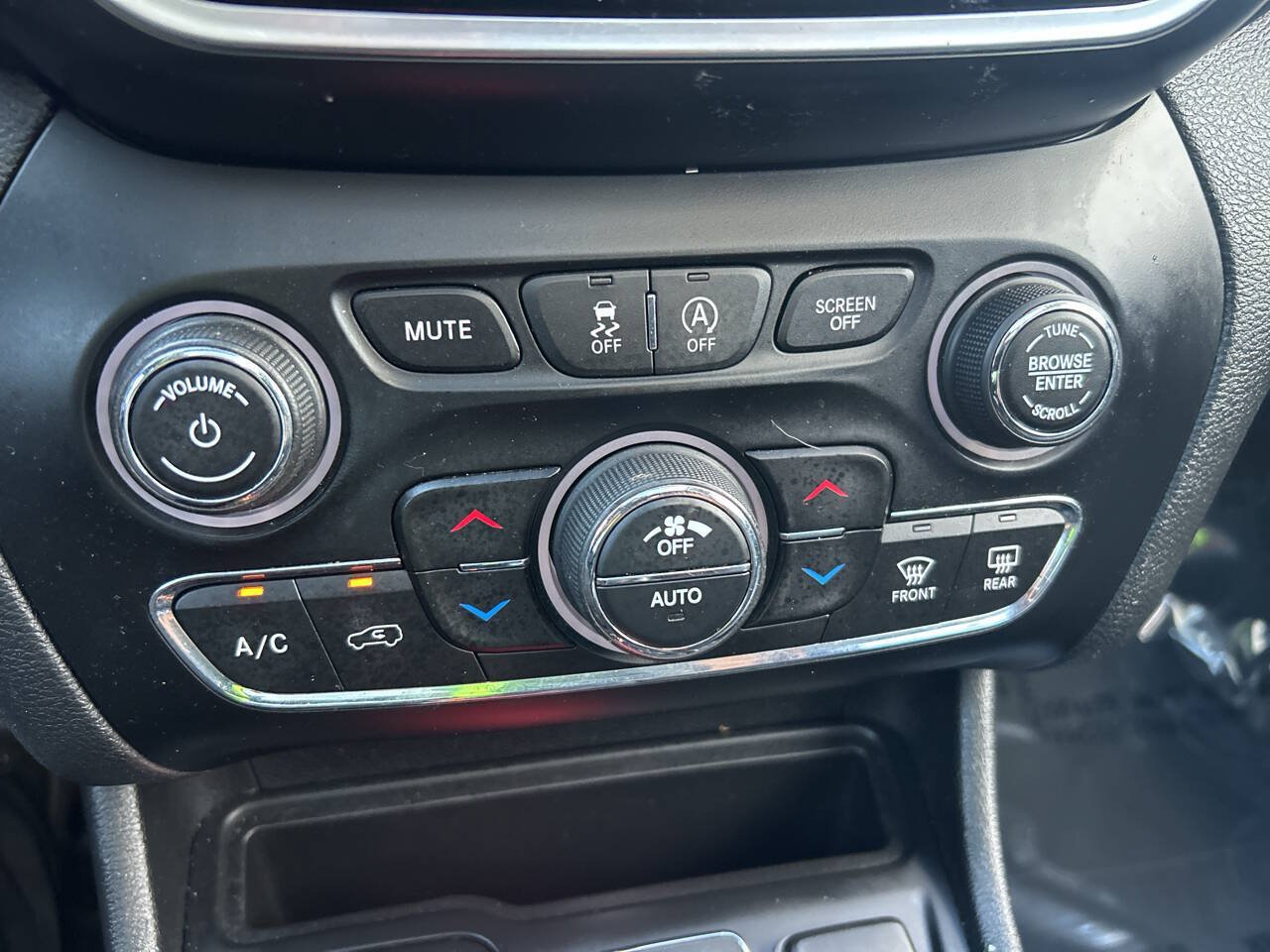 Used 2019 Jeep Cherokee Limited FWD image 38
