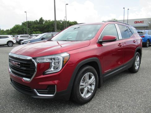 Used 2024 GMC Terrain SLE w/ Driver Convenience Package FWD image 3