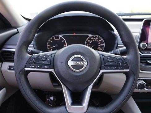 Used 2025 Nissan Altima 2.5 SV FWD image 15