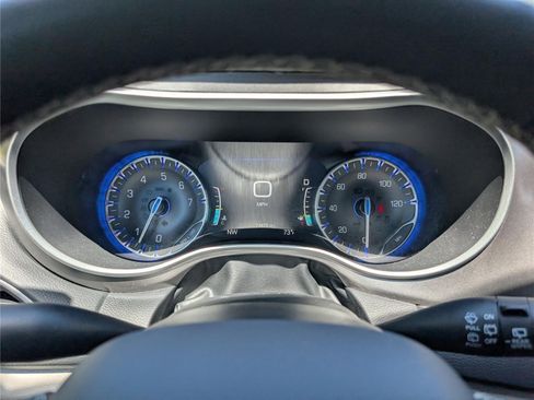 Used 2023 Chrysler Pacifica Touring-L FWD image 28