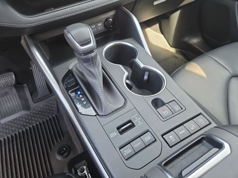 Certified 2022 Toyota Highlander XLE image 32