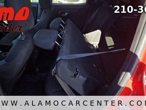 Used 2015 Jeep Renegade Latitude FWD image 30