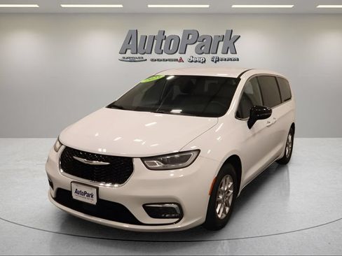 Certified 2025 Chrysler Pacifica Select FWD image 2
