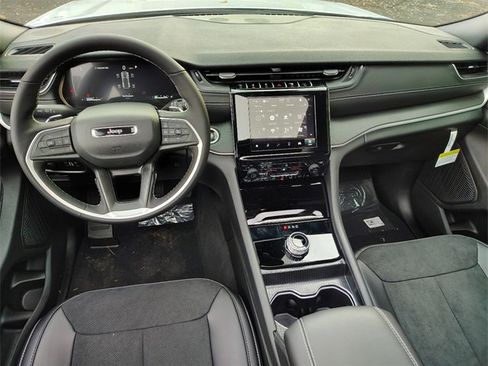 New 2025 Jeep Grand Cherokee Altitude image 16