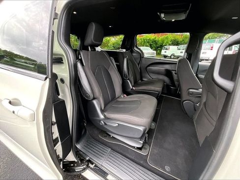 Used 2021 Chrysler Pacifica Touring w/ S Appearance Package FWD image 15