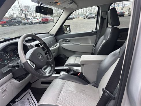 Used 2008 Jeep Liberty Limited w/ Premium Group II image 5