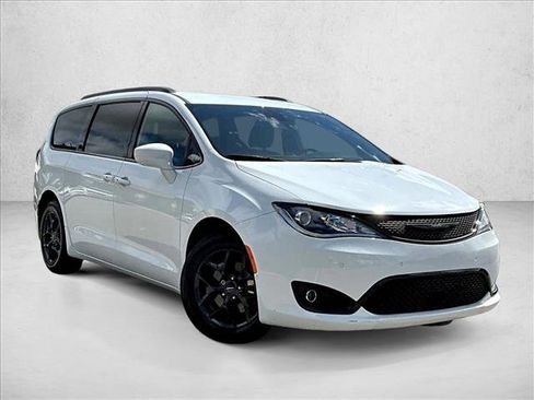 Used 2020 Chrysler Pacifica Touring-L Plus w/ Advanced Safetytec Group FWD image 12
