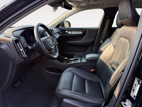 Used 2025 Volvo XC40 B5 Core AWD/4WD image 9