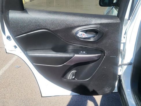 Used 2019 Jeep Cherokee Latitude w/ Popular Appearance Group image 21