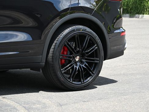 Used 2015 Porsche Cayenne Turbo AWD/4WD image 9