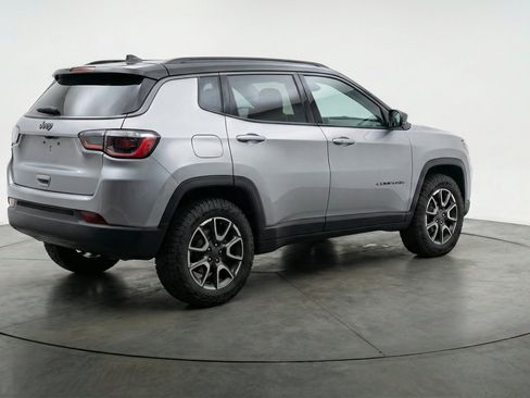Used 2025 Jeep Compass Trailhawk AWD/4WD image 9