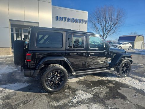 Used 2022 Jeep Wrangler Unlimited Sahara w/ Cold Weather Group image 5