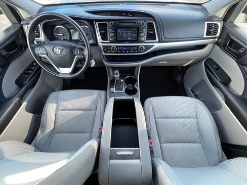 Used 2015 Toyota Highlander Plus FWD image 10