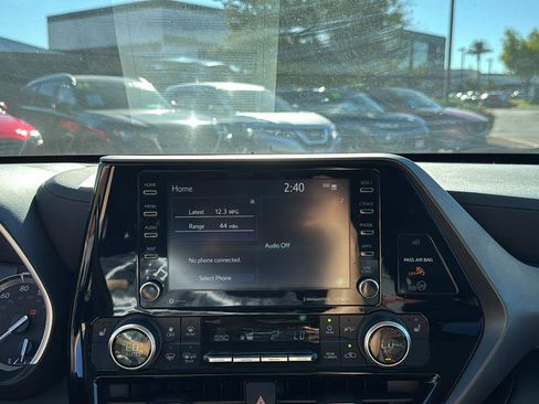 Used 2022 Toyota Highlander XLE image 16