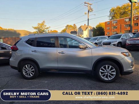 Used 2017 Nissan Rogue SV w/ SV Premium Package image 5