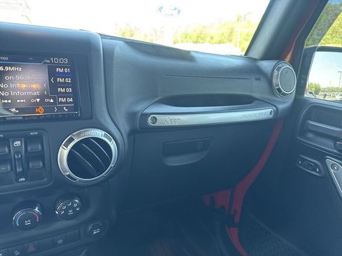 Used 2017 Jeep Wrangler Unlimited Rubicon w/ Max Tow Package AWD/4WD image 9