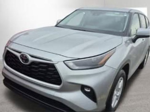 Used 2025 Toyota Highlander LE image 2