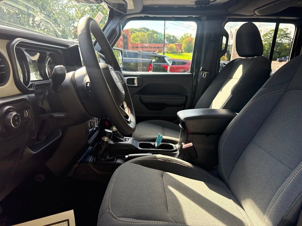 Used 2024 Jeep Gladiator Sport AWD/4WD image 9