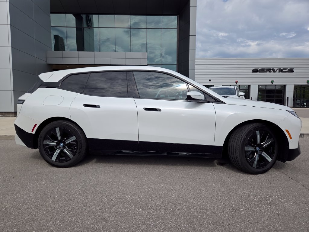Used 2023 BMW iX xDrive50 w/ Premium Package AWD/4WD image 29