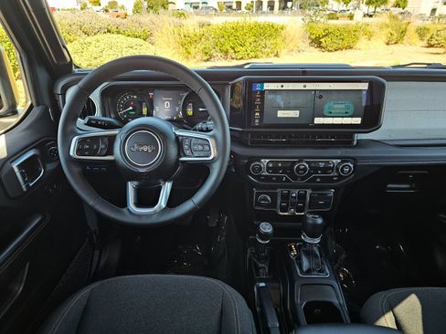 Used 2025 Jeep Wrangler Unlimited Sahara AWD/4WD image 24