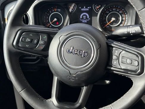 Used 2025 Jeep Gladiator Sport image 18