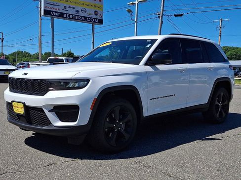 Used 2023 Jeep Grand Cherokee Altitude AWD/4WD image 3