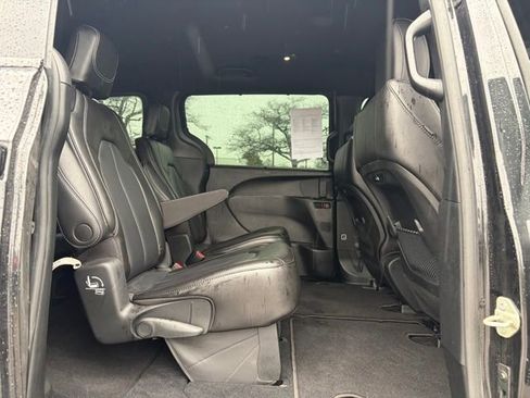 Used 2023 Chrysler Pacifica Touring-L w/ S Appearance Package image 17