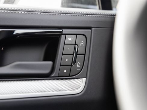 Certified 2025 Porsche Cayenne Coupe image 19